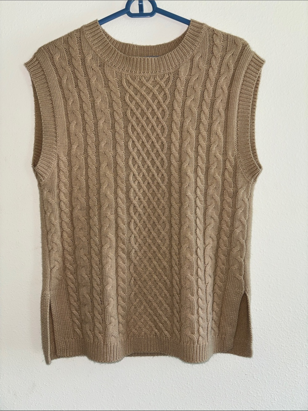 moon & madison Cable Knit Sleeveless Pullover in Tan
